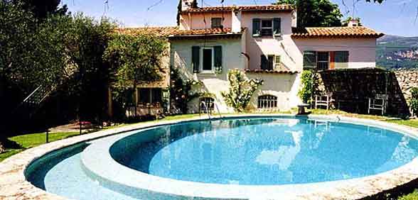 Full view of Grasse holiday villa with private pool 
