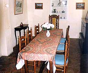 villa dining room