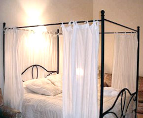Château du Bijou four poster bed