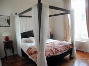 Four poster bed in cannes