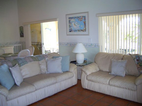 1483 key colony living room